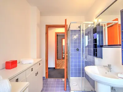 Badezimmer mit Dusche