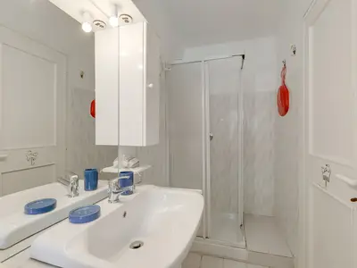 Badezimmer mit Dusche