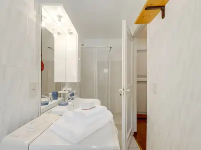 Badezimmer mit Dusche