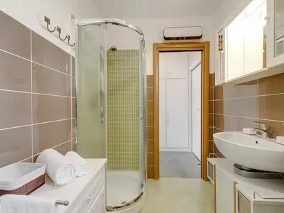 Badezimmer mit Dusche