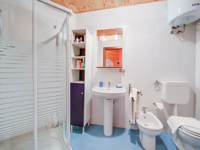 Badezimmer mit Dusche