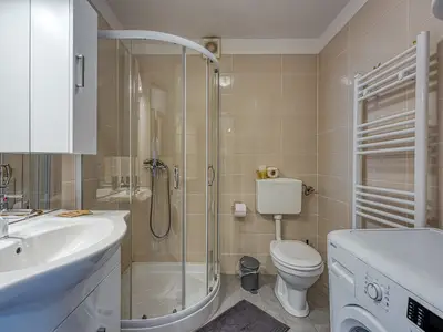 Badezimmer mit Dusche