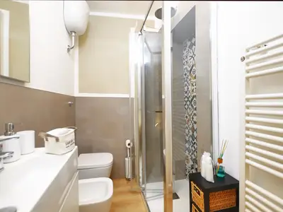 Das Badezimmer mit Dusche