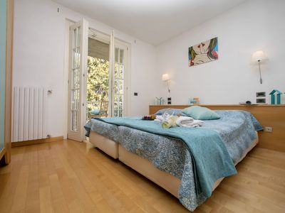 Schlafzimmer mit Doppelbett und Zugang zum Balkon und klima