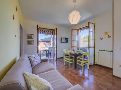 Wohnzimmer mit Esstisch und Schlafsofa für 2 Personen