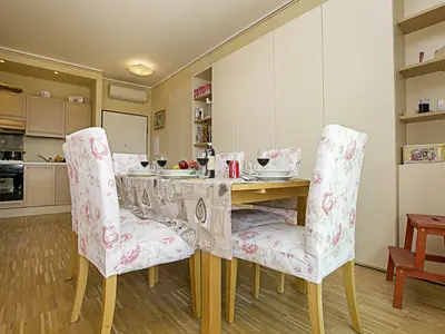 Esstisch zwischen Wohnzimmer und offener Küche