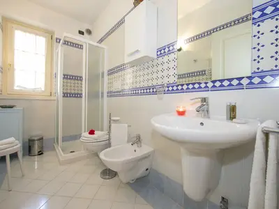 Badezimmer mit Dusche