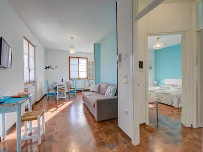 Wohnzimmer mit Schlafsofa und TV