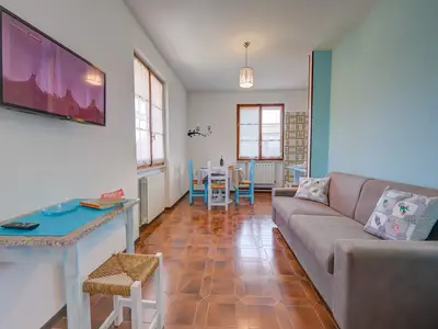 Wohnzimmer mit Schlafsofa und TV