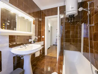 Badezimmer mit Badewanne, Waschbecken, Bidet und Toilette