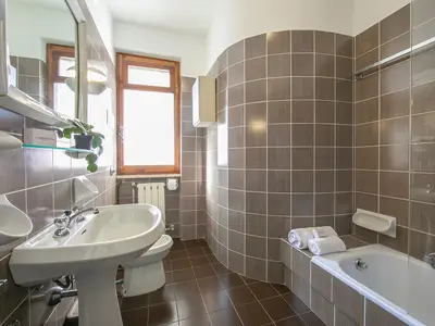 Badezimmer mit Badewanne, Waschbecken, Bidet und Toilette