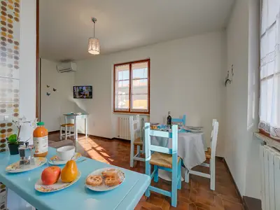 Küche mit Tisch und Stühlen