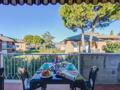 Balkon mit Tisch und Stuhl