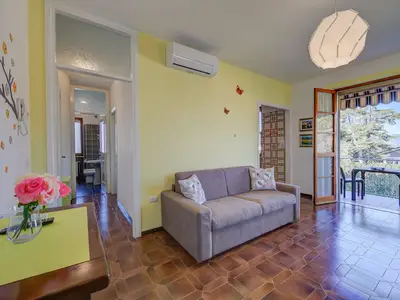 Wohnzimmer mit Schlafsofa und TV