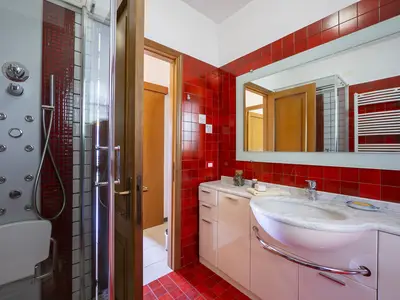 Badezimmer mit Dusche, Waschbecken, Bidet und Toilette