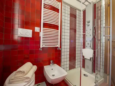 Badezimmer mit Dusche