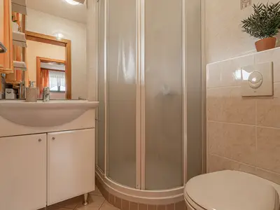 Badezimmer mit Dusche