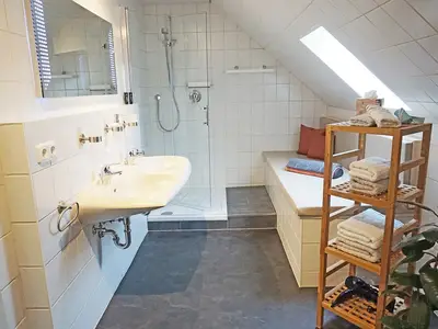 Modernes Bad mitTageslicht und Ruhebank