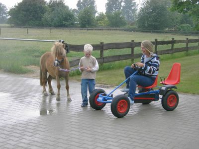 Maya und Gocart fahren