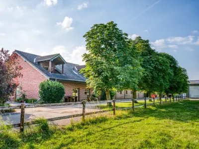 Hofanicht mit Pferdewiese