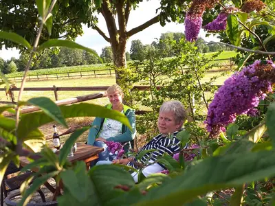 Garten mit Sitzgelegenheit