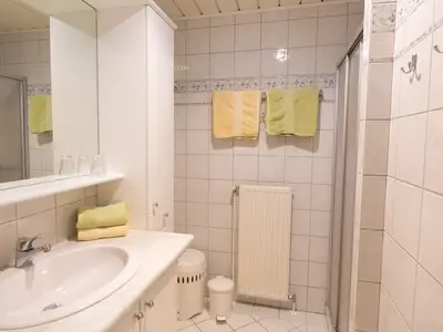 Eines von zwei Badezimmern der Ferienwohnung mit 2 Schlafzimmern