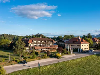 22Gerdl_Hotel_Vorderansicht_Luftbild2