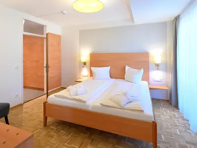 Schlafzimmer mit Doppelbett