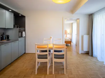 Wohn-Ess-Bereich mit Küchenzeile