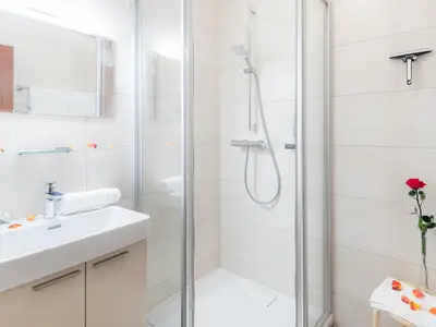 Badezimmer mit Dusche