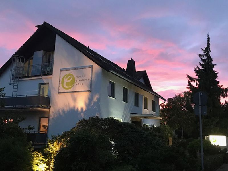 Hotelansicht-Abend-hotel-eikamper-hoehe