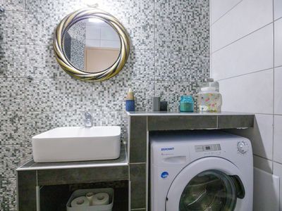 Badezimmer mit Waschmaschine
