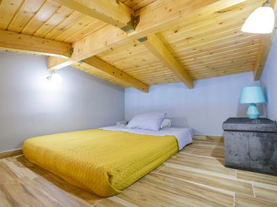 Loft mit einem minimalistischen Doppelbodenbett