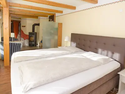 Schlafzimmer mit Doppelbett