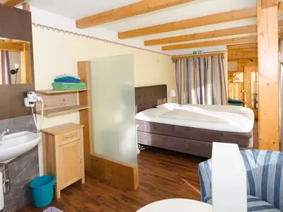 offengestalteter Schlafbereich mit Waschtisch