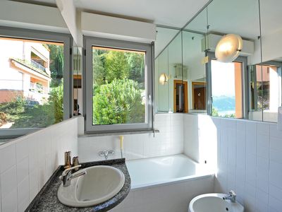 Badezimmer mit Badewanne