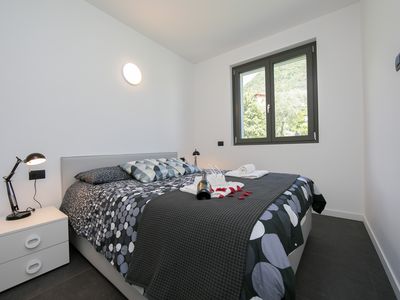 Schlafzimmer mit Doppelbett und Klima Anlage