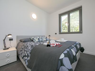 Schlafzimmer mit Doppelbett