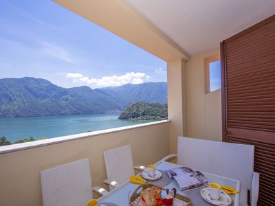 Essen im Freien auf der Terrasse mit herrlichem Blick auf den See