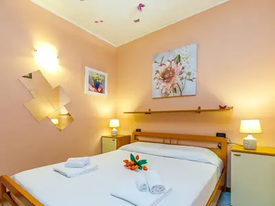 Schlafzimmer mit Doppelbett