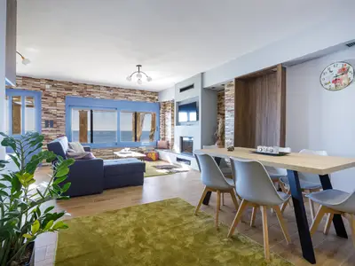 Überblick über den Essbereich und das Wohnzimmer mit Meerblick