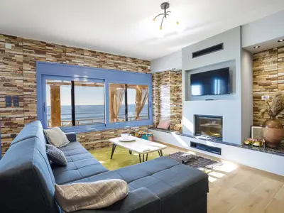 Wohnzimmer mit Kamin und Meerblick