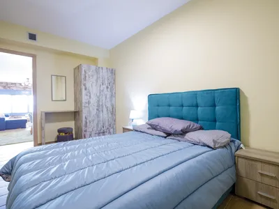 Hauptschlafzimmer mit einem Doppelbett