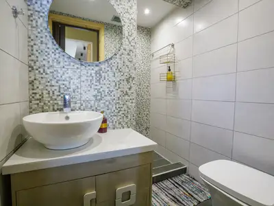 Badezimmer mit Dusche und WC