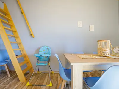 Essbereich mit einer Treppe zum Dachboden