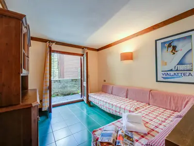 Wohnzimmer mit zwei Einzelschlafsofas