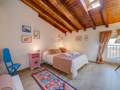 Schlafzimmer mit Doppelbett, Kleiderschrank und Nachttischen Schlafzimmer mit Doppelbett, Kleiderschrank und Nachttischen