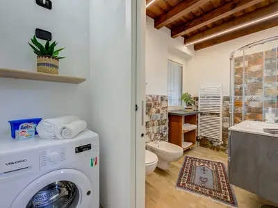 Badezimmer mit Dusche, Waschbecken, Bidet und Toilette Badezimmer mit Dusche, Waschbecken, Bidet und Toilette