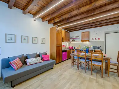 Wohnzimmer mit Schlafsofa, Smart-TV, Wifi und Zugang zum Balkon Wohnzimmer mit Schlafsofa, Smart-TV, Wifi und Zugang zum Balkon