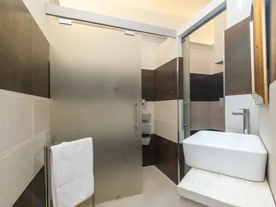 Badezimmer mit Dusche